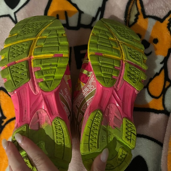 Size 6 asics sneakers - Picture 2 of 3